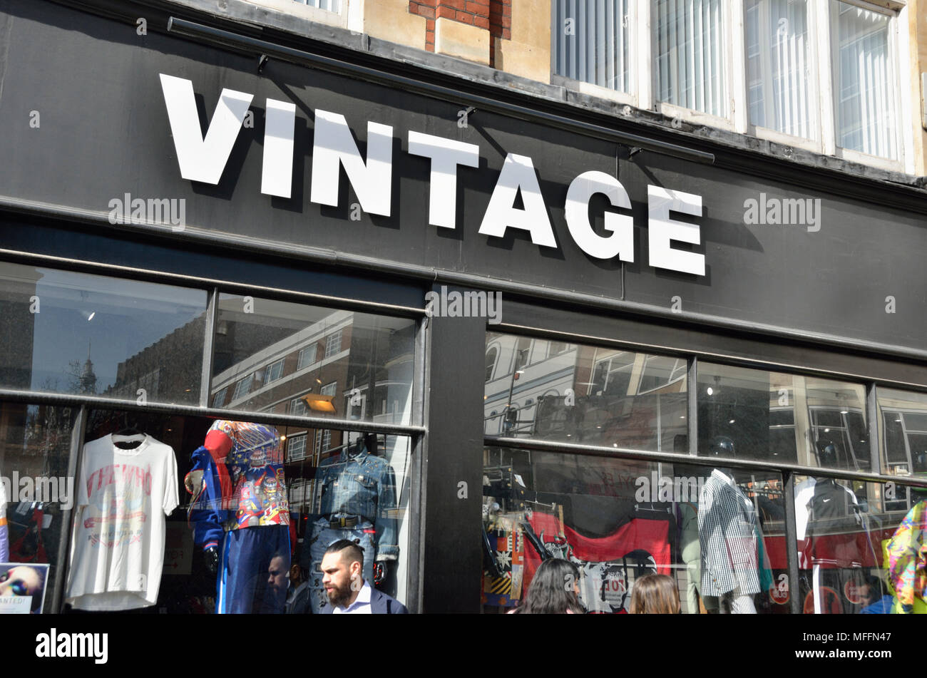 Retro shop hi-res stock photography and images - Alamy