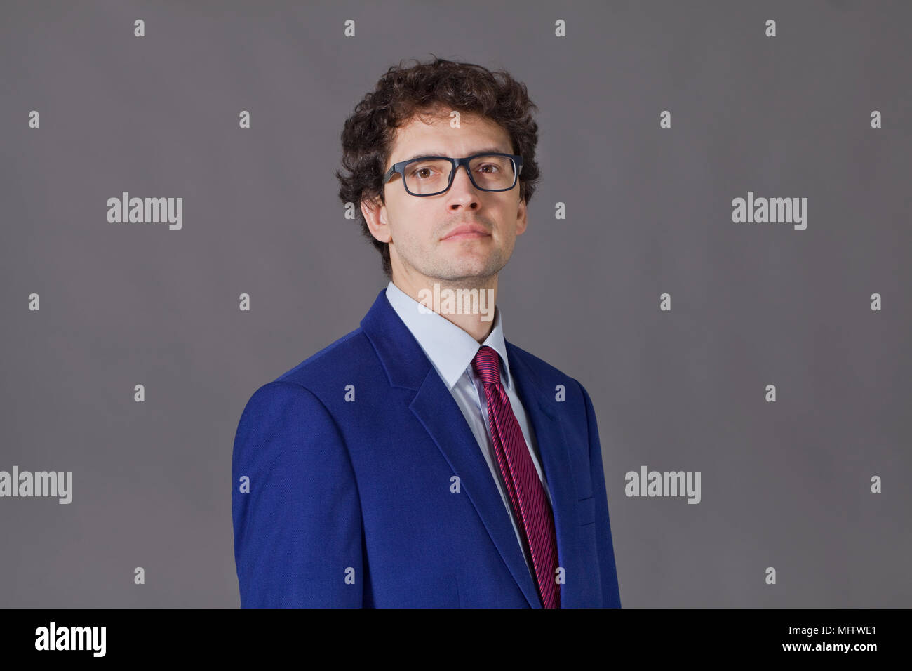 Young man wearing suit and glasses Stock Photo - Alamy