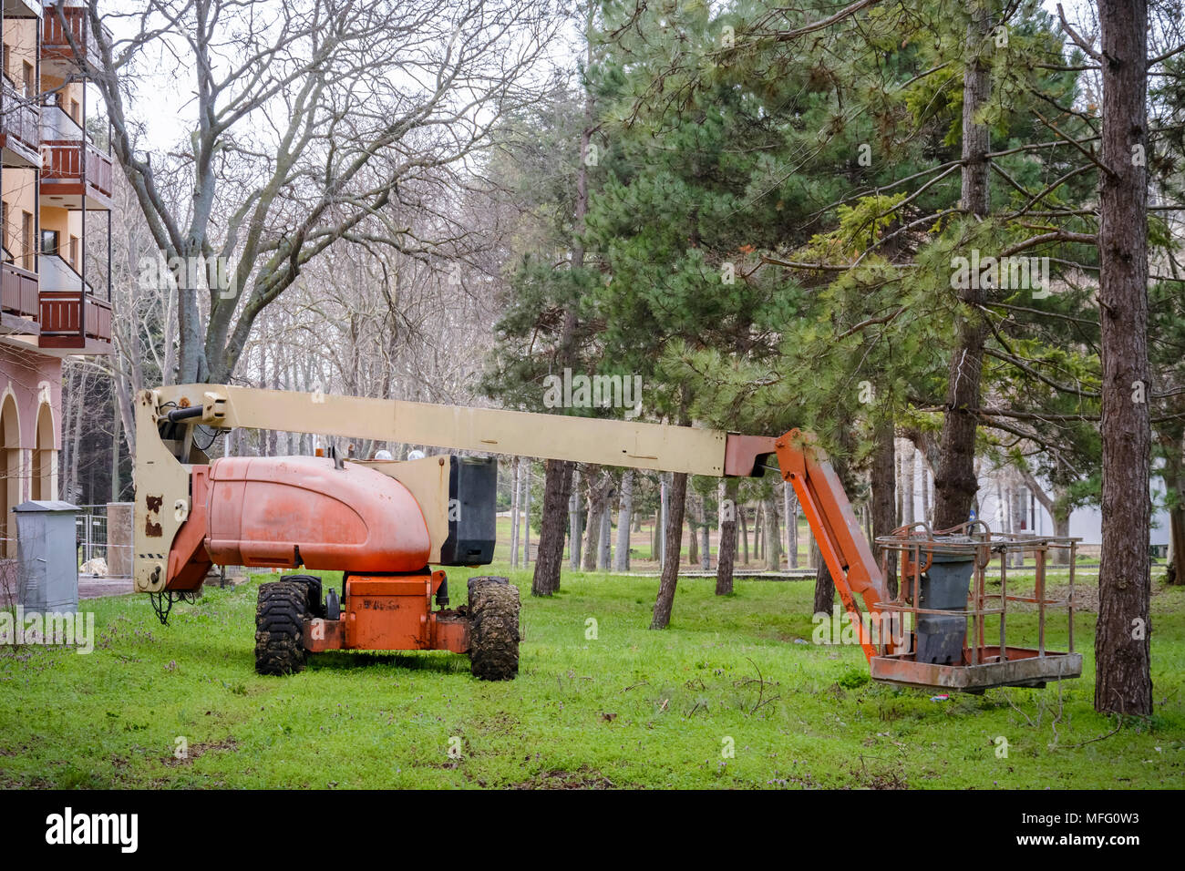 Articulated boom lift hi-res stock photography and images - Alamy