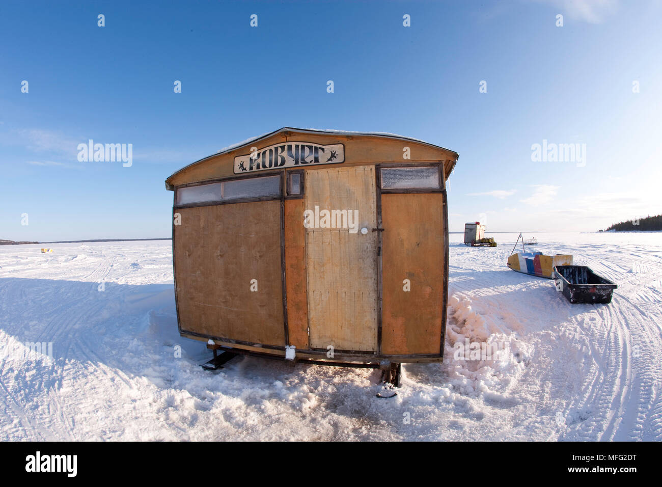 The main wooden cabin on sledges provide shelter and meeting point for lunch, Arctic circle Dive Center, White Sea, Karelia, northern Russia Stock Photo