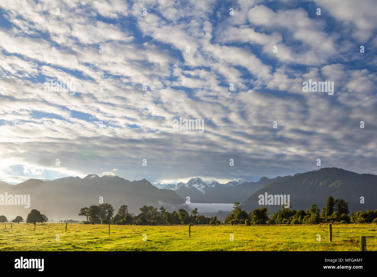 Golden dawn sky hi-res stock photography and images - Alamy