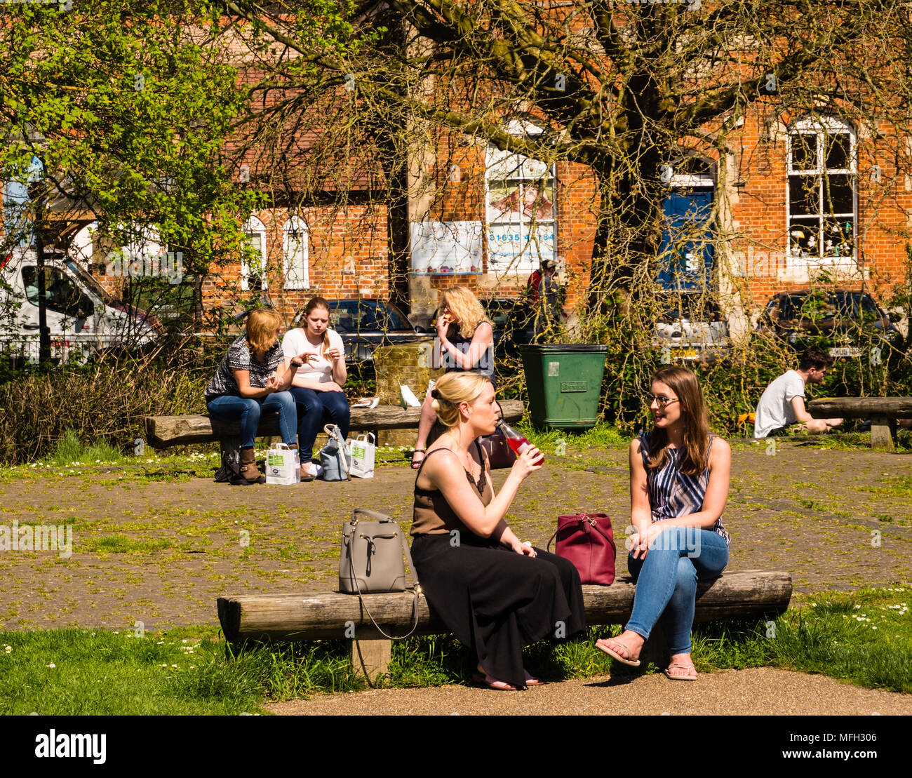 Two Woman Talking at Lunchtime, Newbury Lock, River Kennet, Newbury, Berkshire, England, UK, GB. Stock Photo