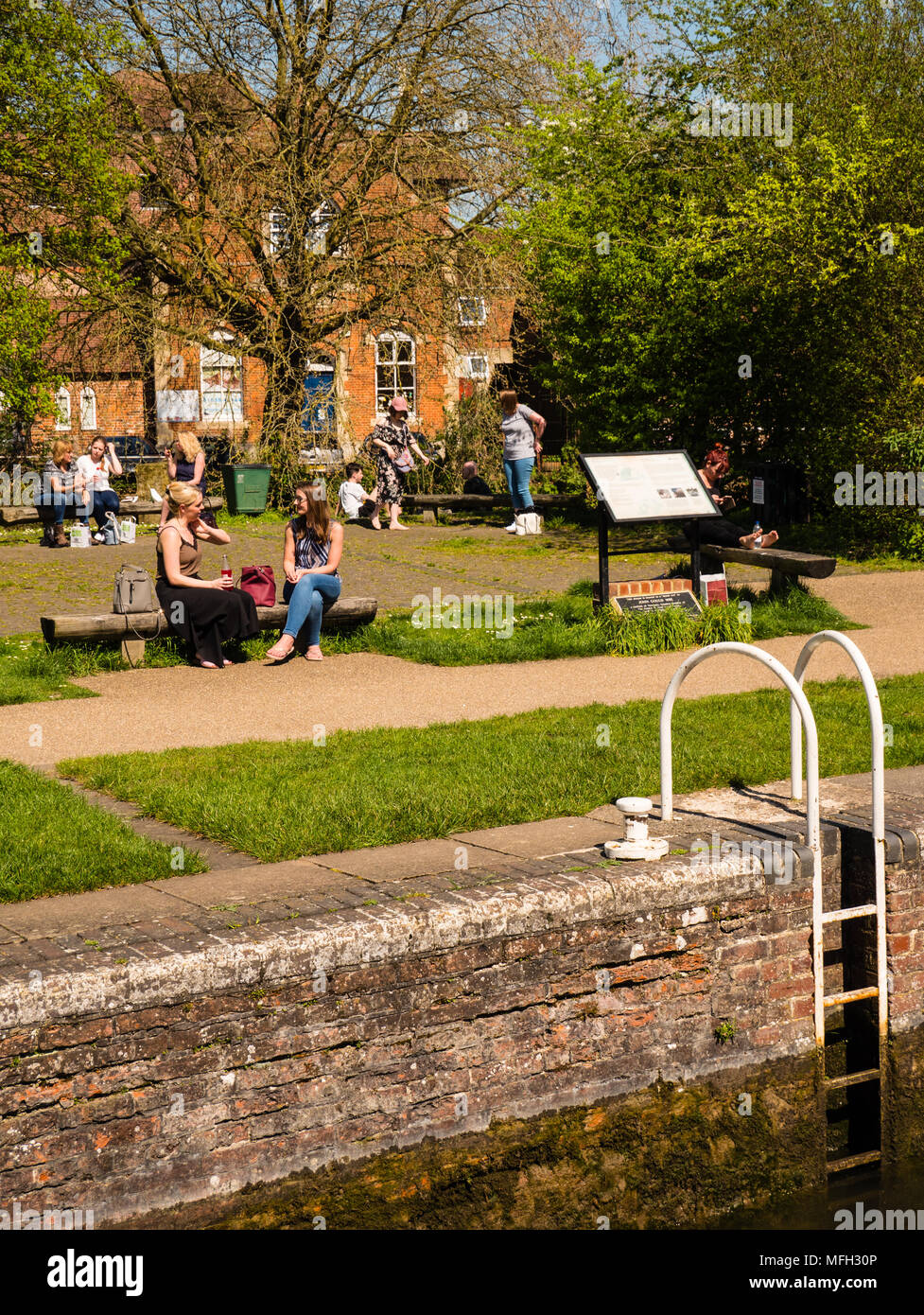 Two Woman Talking at Lunchtime, Newbury Lock, River Kennet, Newbury, Berkshire, England, UK, GB. Stock Photo