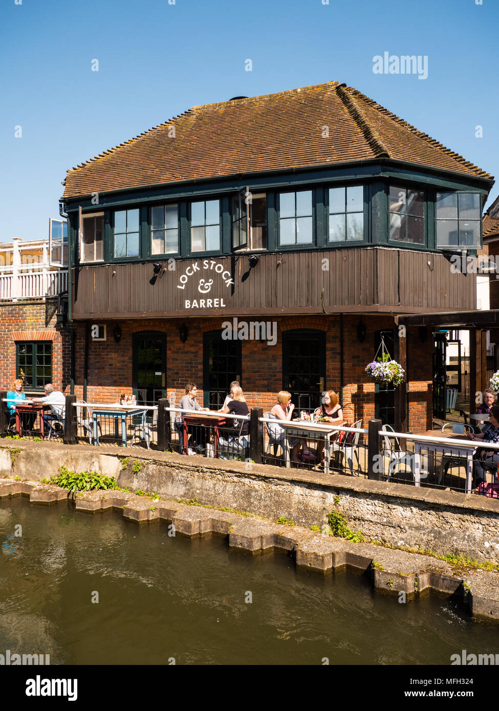 Eating and Drinking Outside, The Lock Stock & Barrel, River Kennet, Newbury, Berkshire, England, UK, GB. Stock Photo