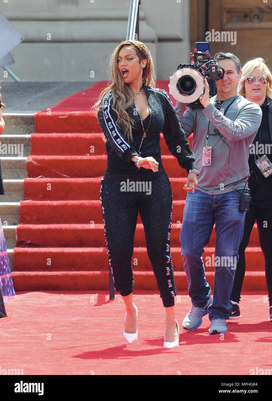 Heidi Klum hits the red carpet in a red tight dress for "Americas Got ...