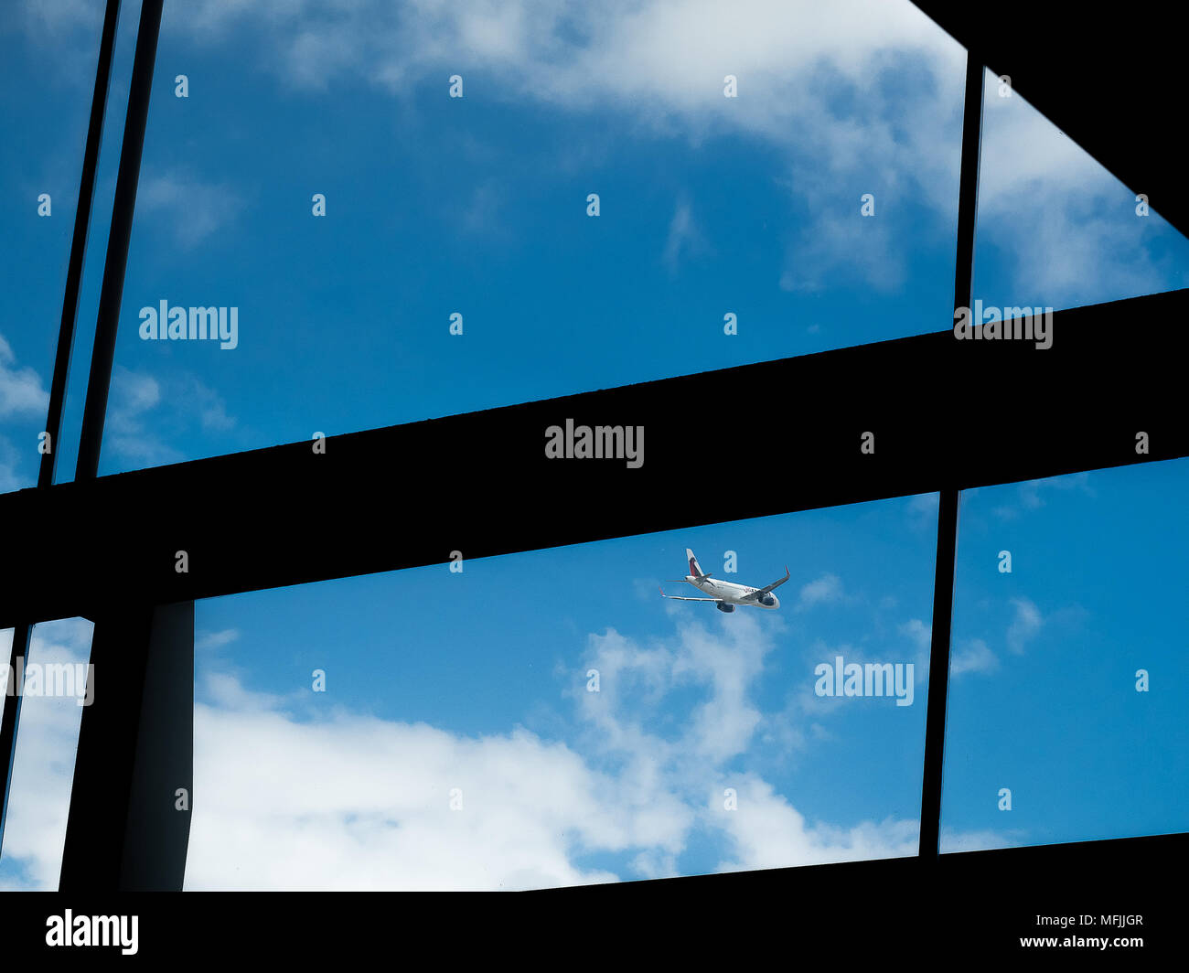 Airplane arriving at gate hi-res stock photography and images - Alamy