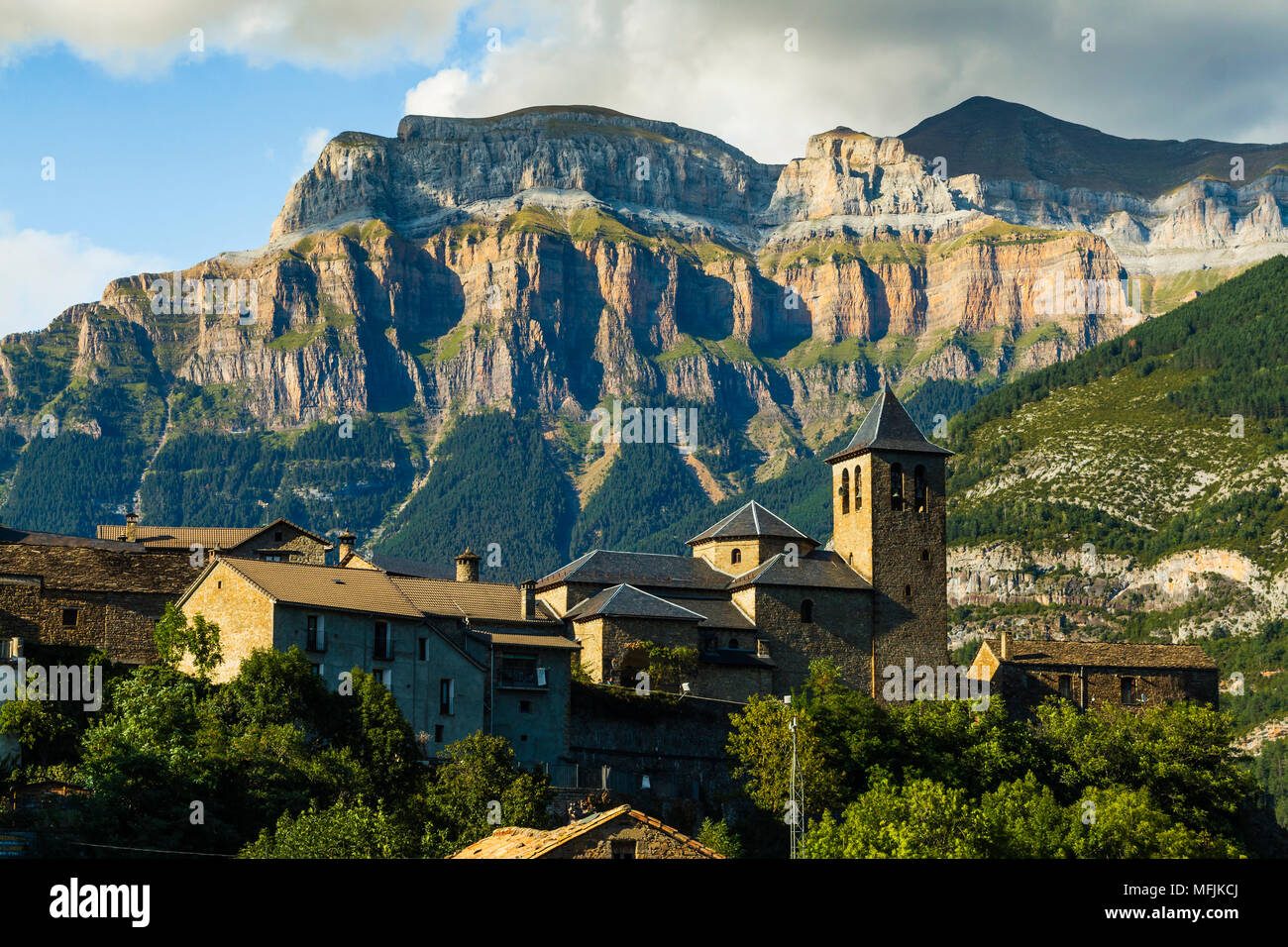 Torla village and church and Mount Mondarruego (Red Mountain) in Ordesa National Park beyond, Torla, Pyrenees, Huesca, Aragon, Spain, Europe Stock Photo
