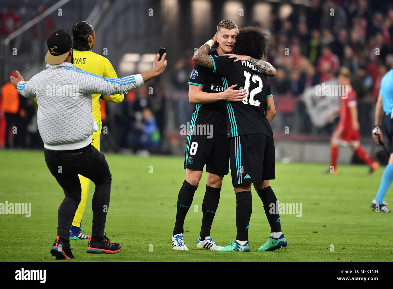 Flitzer with smartphones run after the end of the game to the players of  Real-re: Toni KROOS (Real Madrid) and Marcelo da Silva Junior (Real  Madrid). Champions League, semi-final, Bayern Munich (M) -