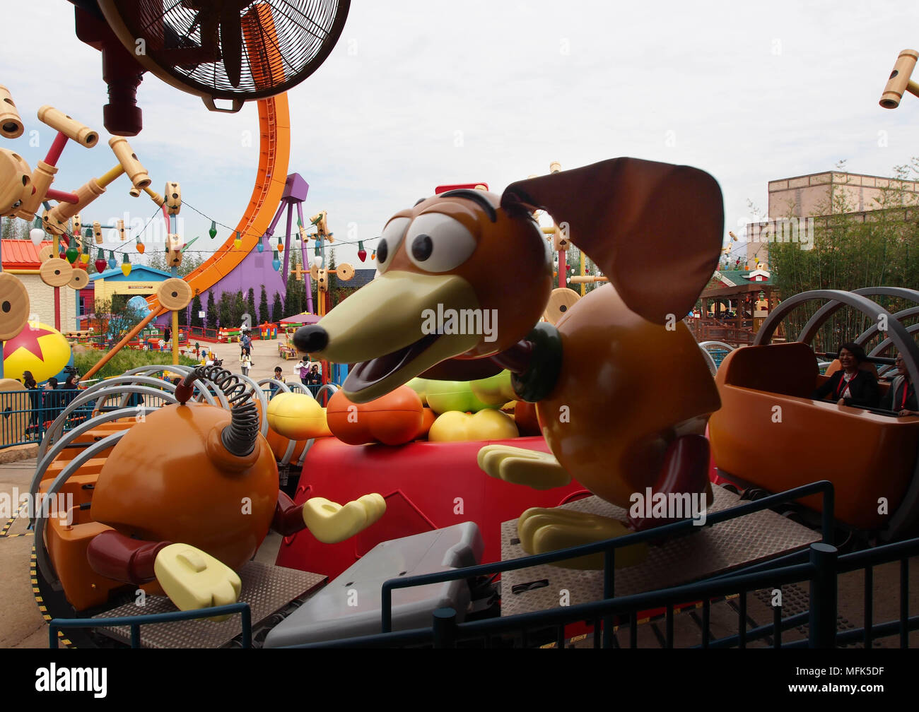 Shanghai, China. 26th Apr, 2018. Tourists try 'Slinky Dog Spin' at the Pixar Toy Story Land of Shanghai Disneyland in Shanghai, east China, April 26, 2018. A Toy Story themed area opened Thursday in Shanghai Disney Resort, the first expansion of the resort since its opening in 2016. Toy Story Land, the seventh themed area of Shanghai Disneyland, is based on the popular Disney Pixar Toy Story franchise. Credit: Ren Long/Xinhua/Alamy Live News Stock Photo