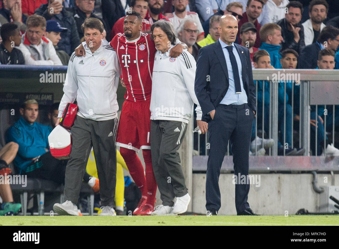Jerome BOATENG (left, M) must be replaced injured, assisted, stopped, substitution, injury, full figure, Football Champions League, semi-finals, Bayern Munich (M) - Real Madrid (REAL) on 25/04/2018 in the Allianz Arena in Munich / Germany. | usage worldwide Stock Photo