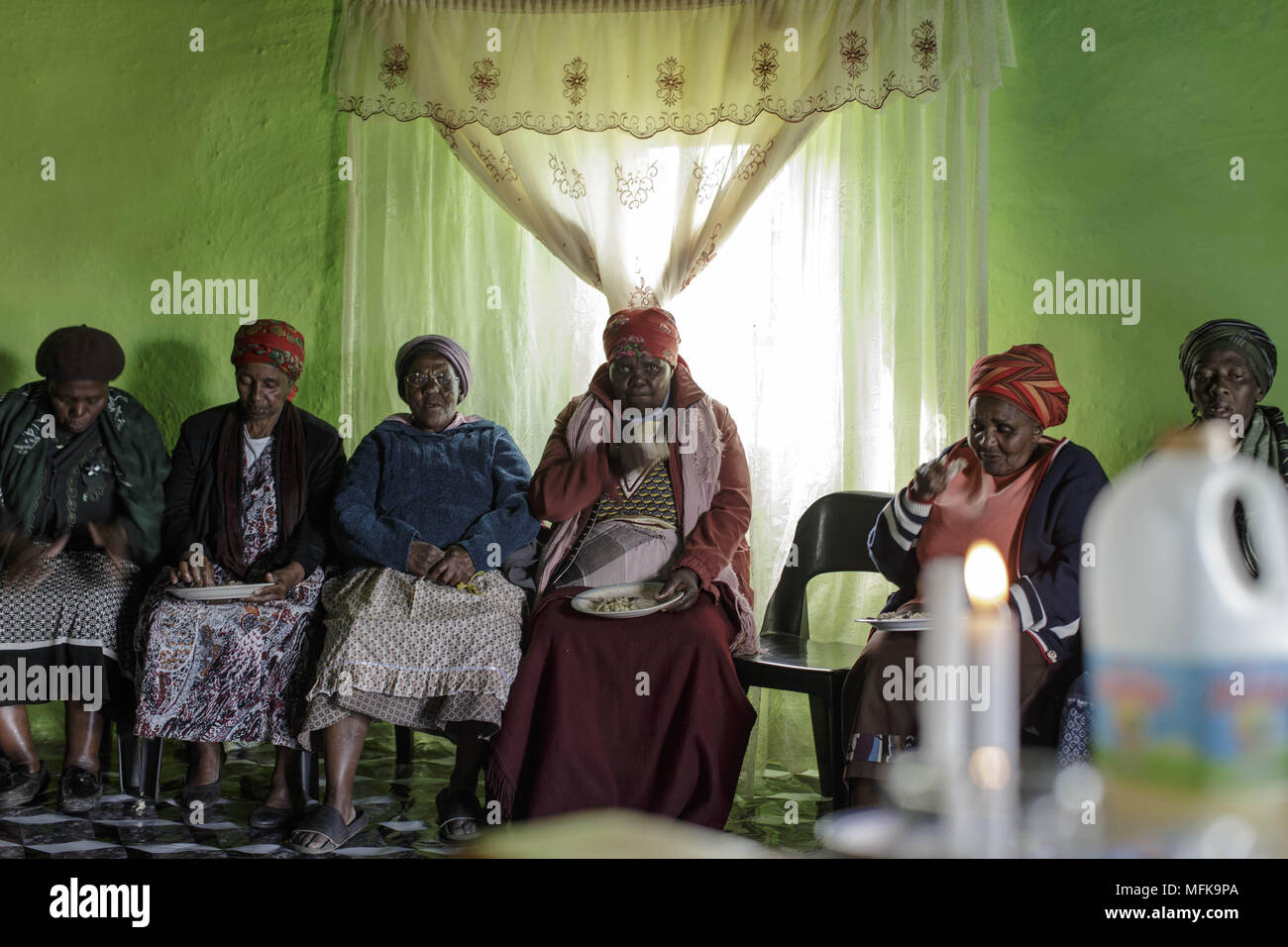 Matatiele, Eastern Cape, South Africa. 10th Dec, 2017. Xhosa women attend a funeral, sit together and eat fresh cooked food and drink soft drinks. Credit: Stefan Kleinowitz/ZUMA Wire/Alamy Live News Stock Photo