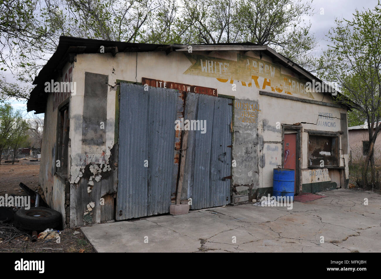 Abandoned White Arrow Garage in the Route 66 village of San Fidel, New Mexico. Stock Photo