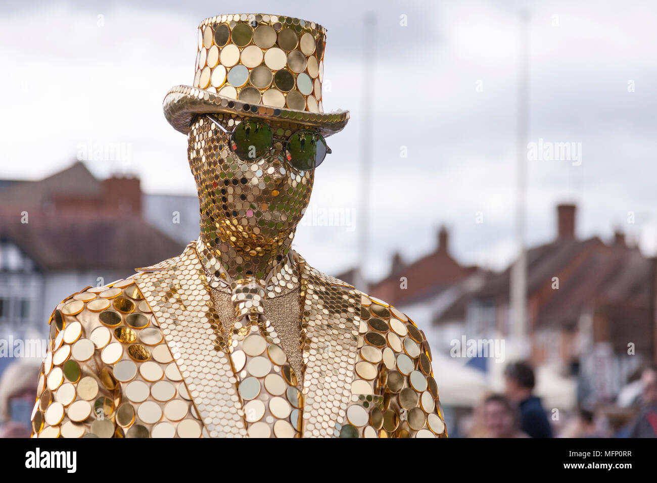 Stratford upon Avon, Warwickshire, 22nd April 2018. The Gold Mirror man, Australian artist no S05. The final day of the U.K’s First Living Statue Comp Stock Photo
