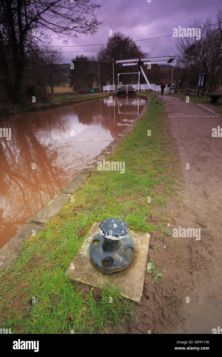 View along canal path hi-res stock photography and images - Alamy