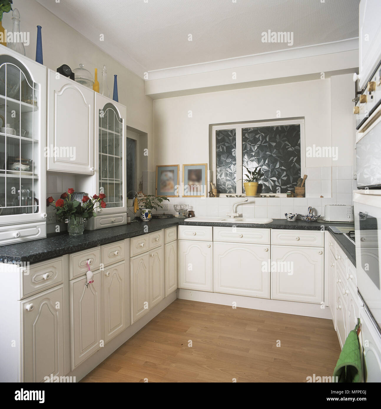 White kitchen units with wooden top hi-res stock photography and images ...