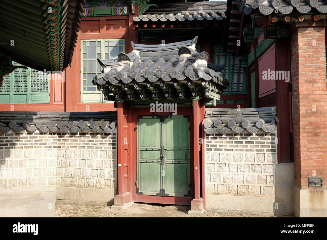 Traditional korean doors and wall in Seoul Stock Photo Alamy