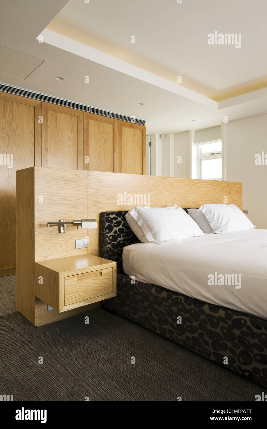 Featured image of post Modern Headboard With Built In Nightstands : Your bedroom may also become the center of your activity at home.