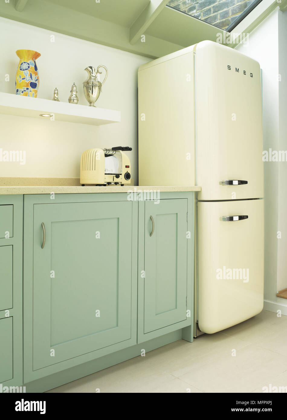 bouilloire SMEG avec fond de cuisine blanc Photo Stock - Alamy