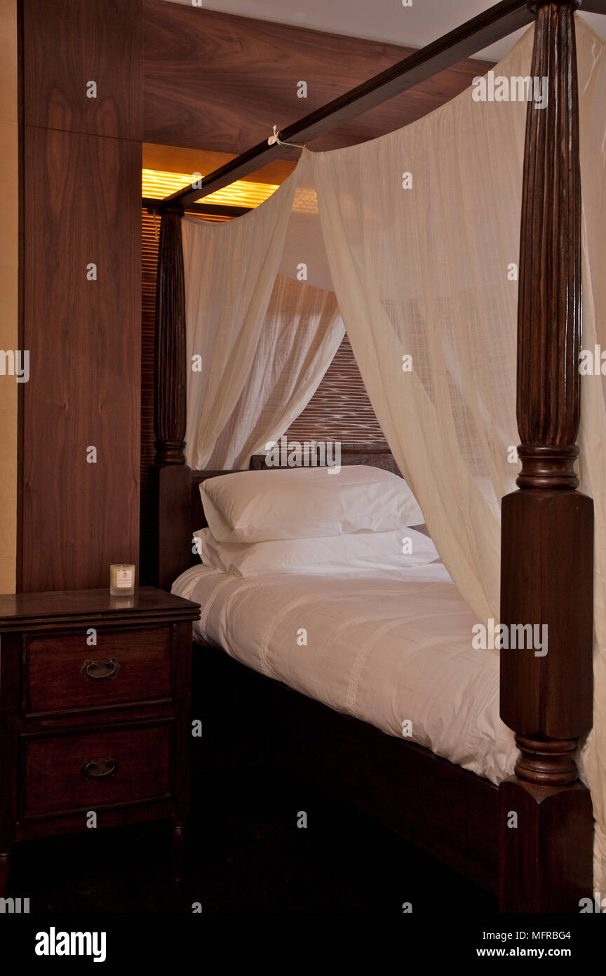Wooden Four Poster Bed With White Covers Stock Photo 181837492