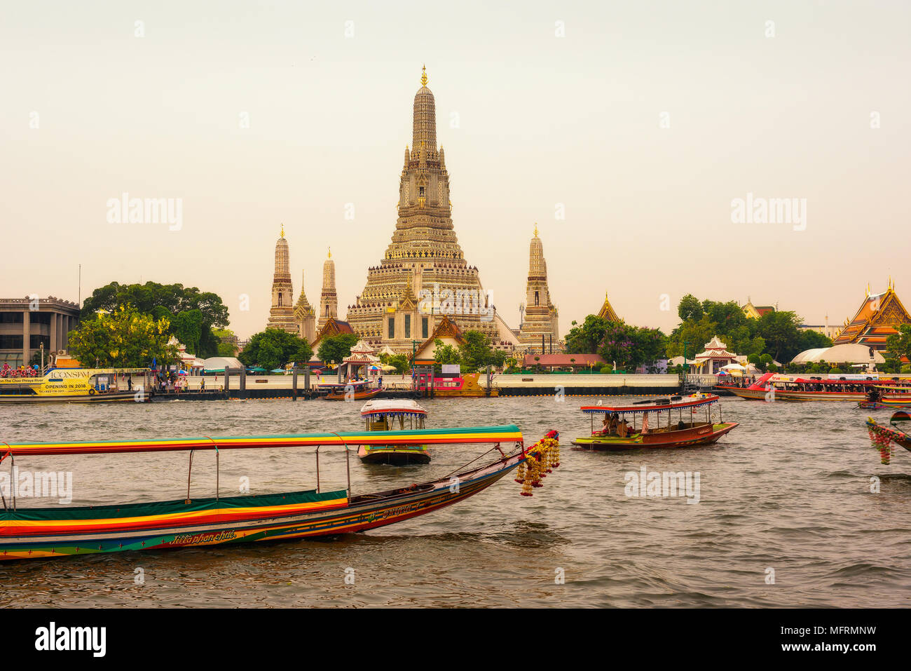 Boats and tourists around Wat Arun in Bangkok Stock Photo