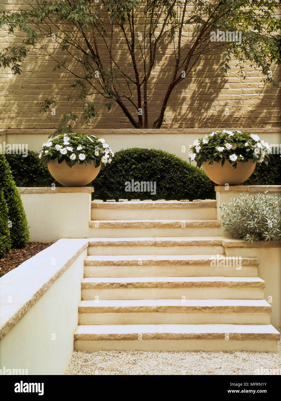 Modern walled garden hi-res stock photography and images - Alamy