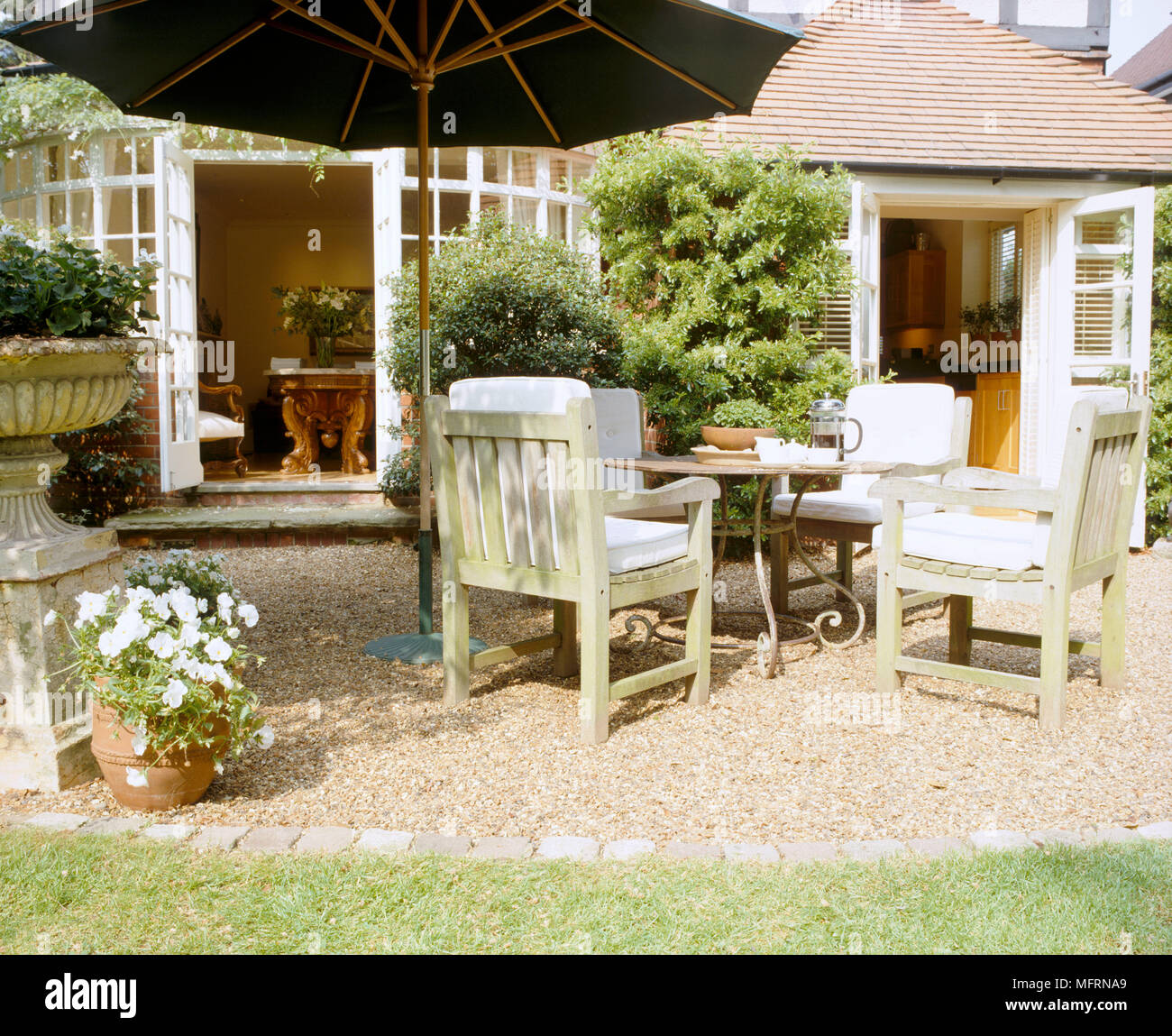 Garden table chairs parasol hires stock photography and images Alamy