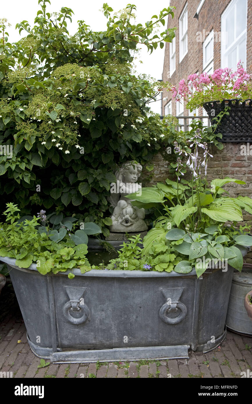 Old tin bath hires stock photography and images Alamy