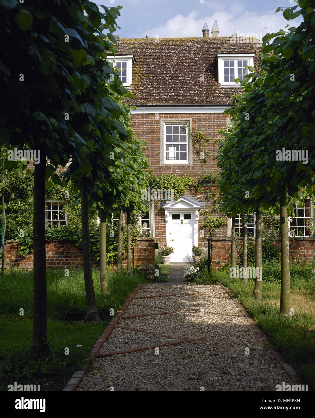 Brick gravel path hi-res stock photography and images - Alamy