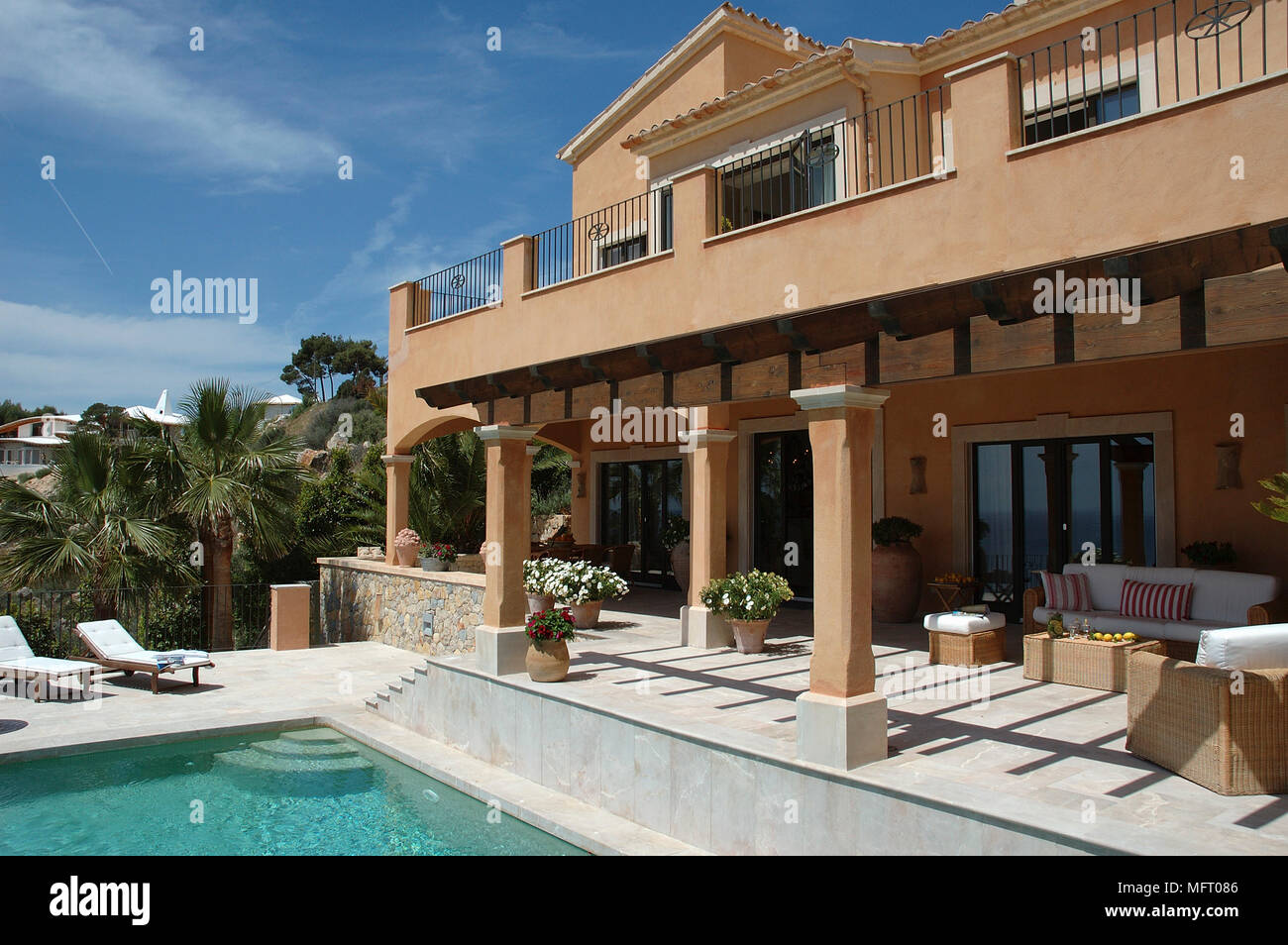 Mediterranean villa with sunloungers beside swimming pool Stock Photo ...