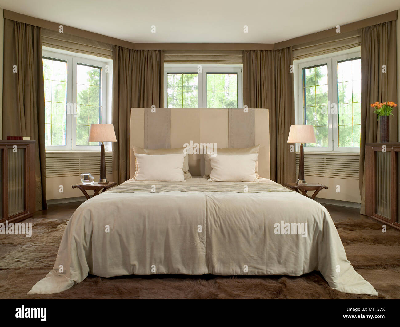 Bed under top bay window
