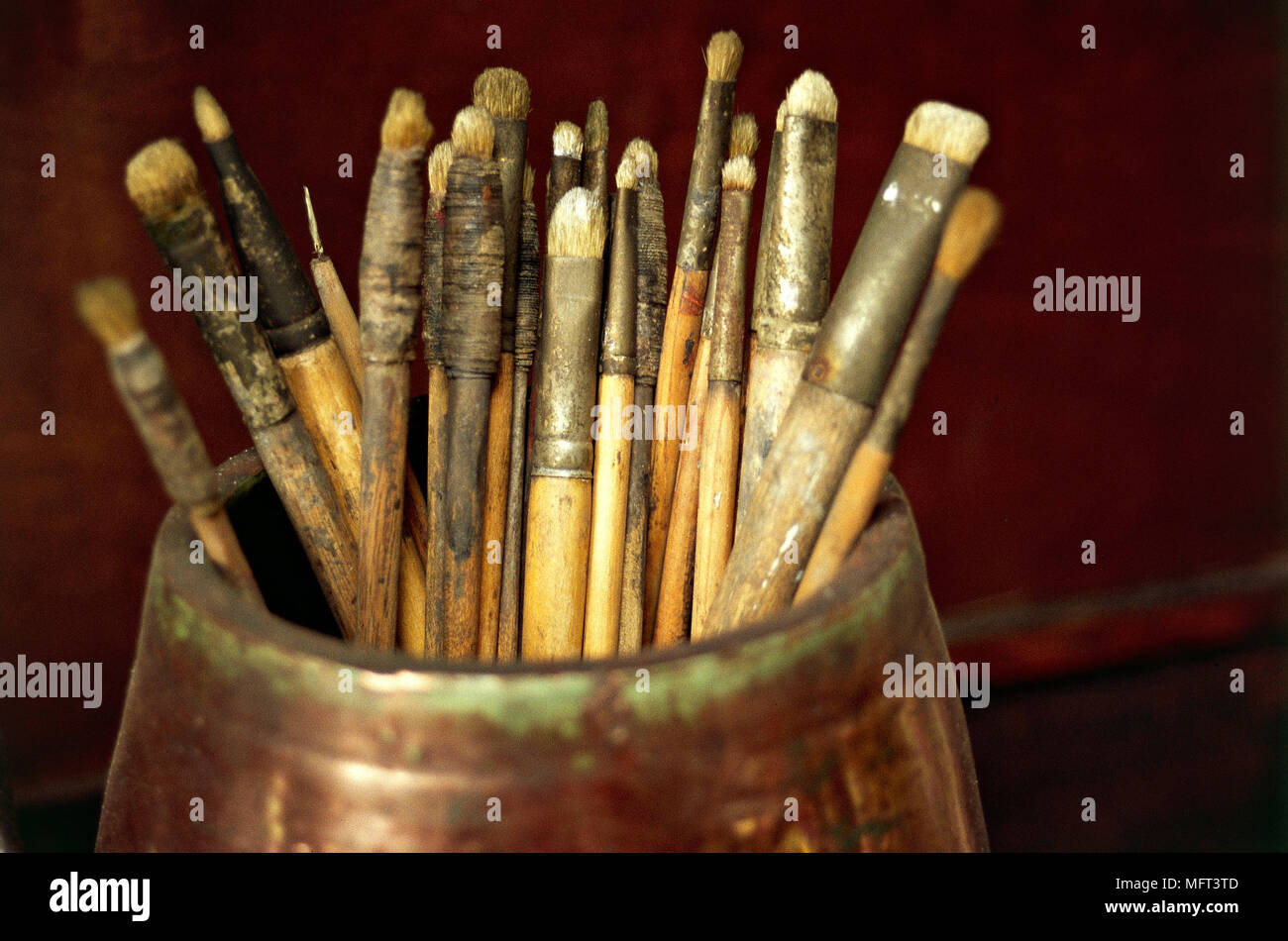 Artists brushes in earthenware pot hires stock photography and images