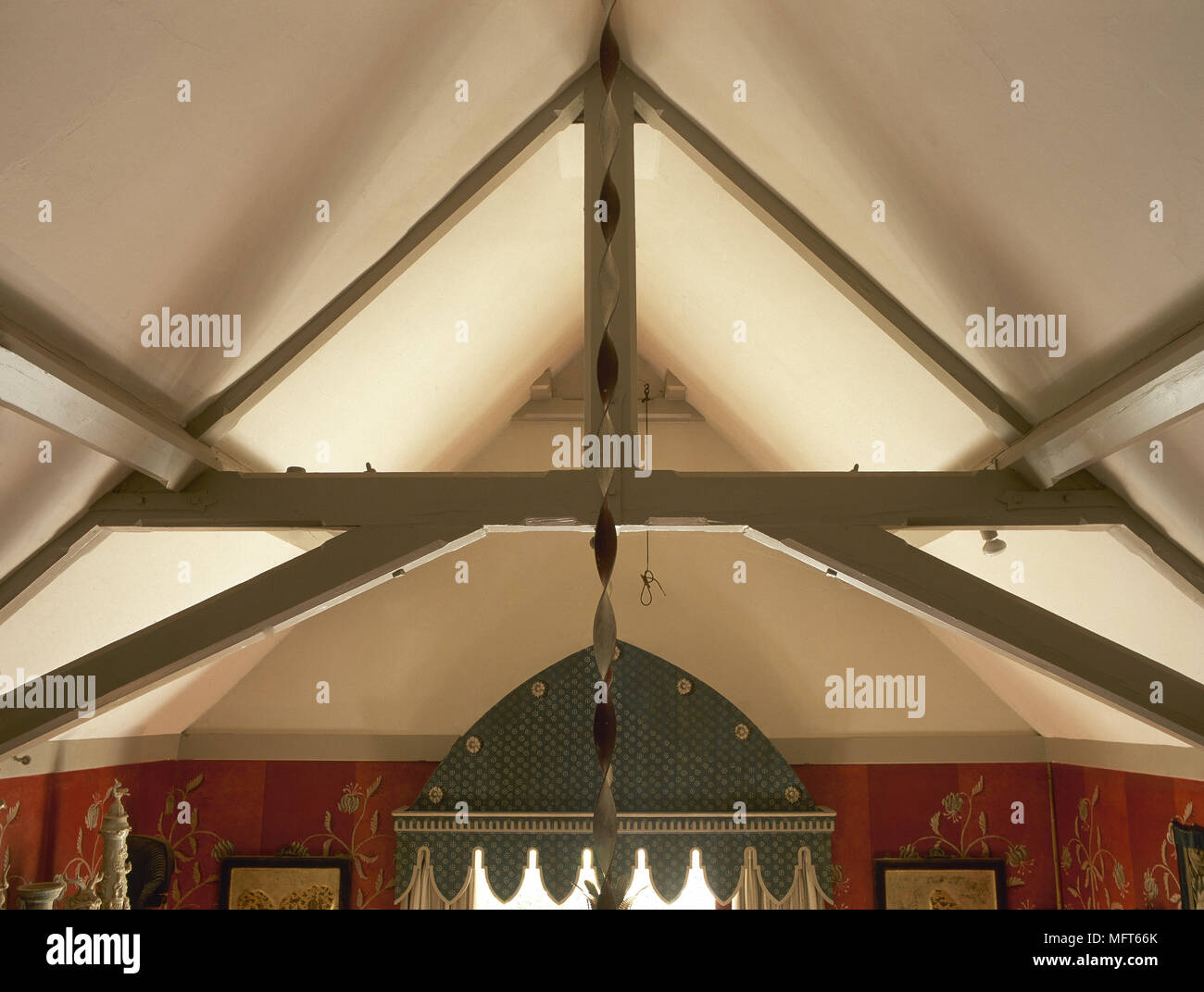 Exposed rafters hi-res stock photography and images - Alamy