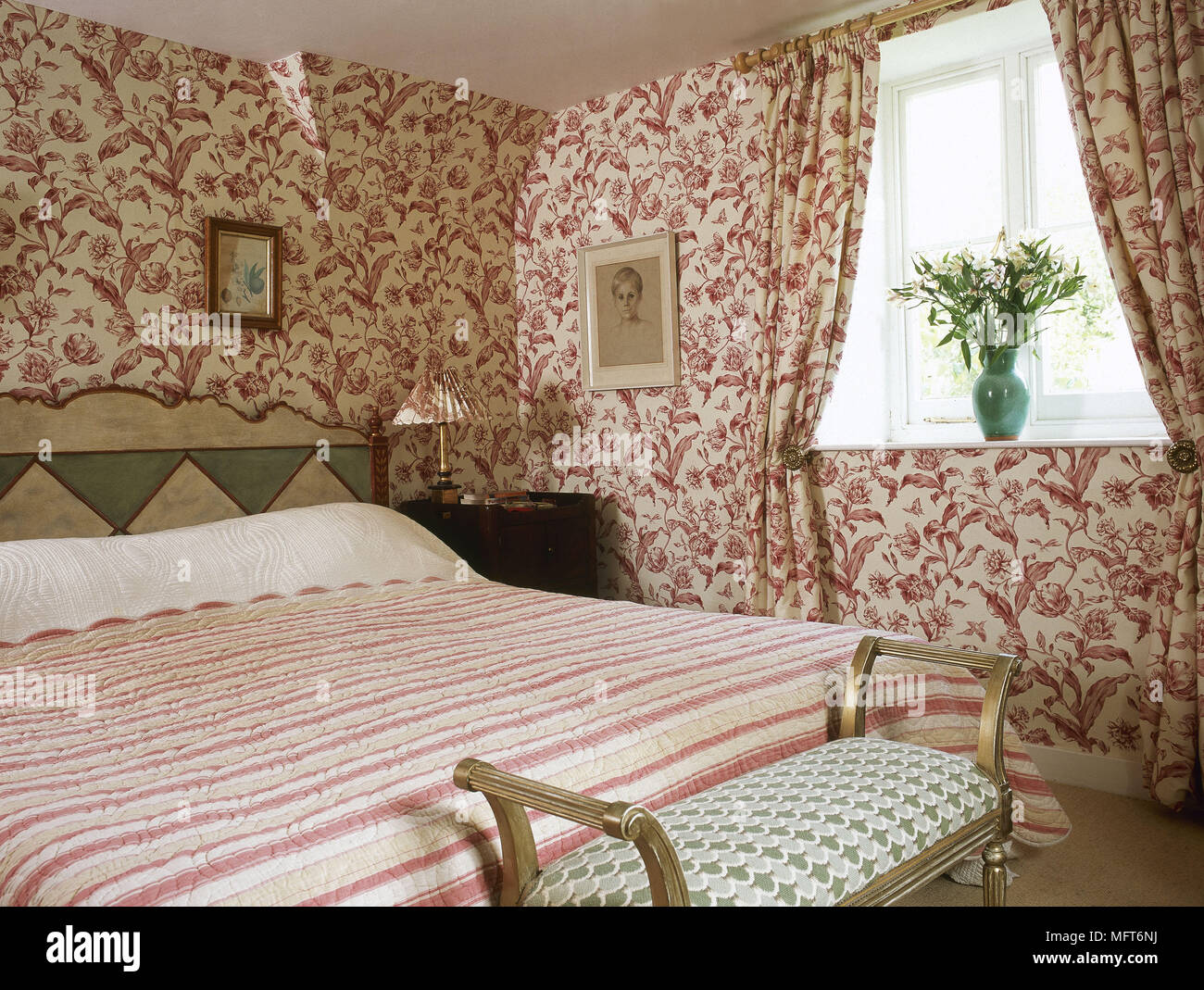 Coordinating hi-res stock photography and images - Alamy