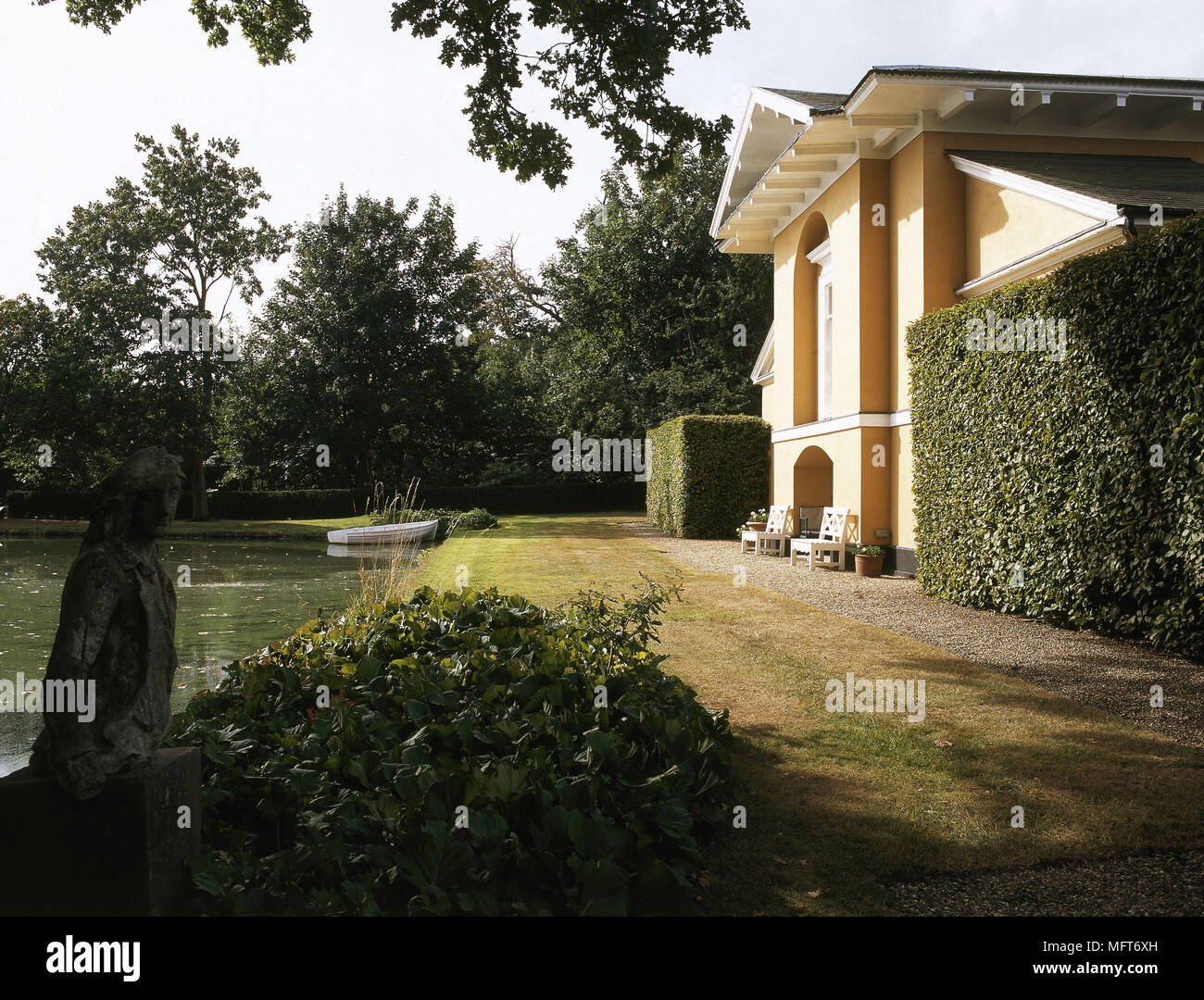 Exterior grand country lakeside house  exteriors houses lakes hedging Stock Photo