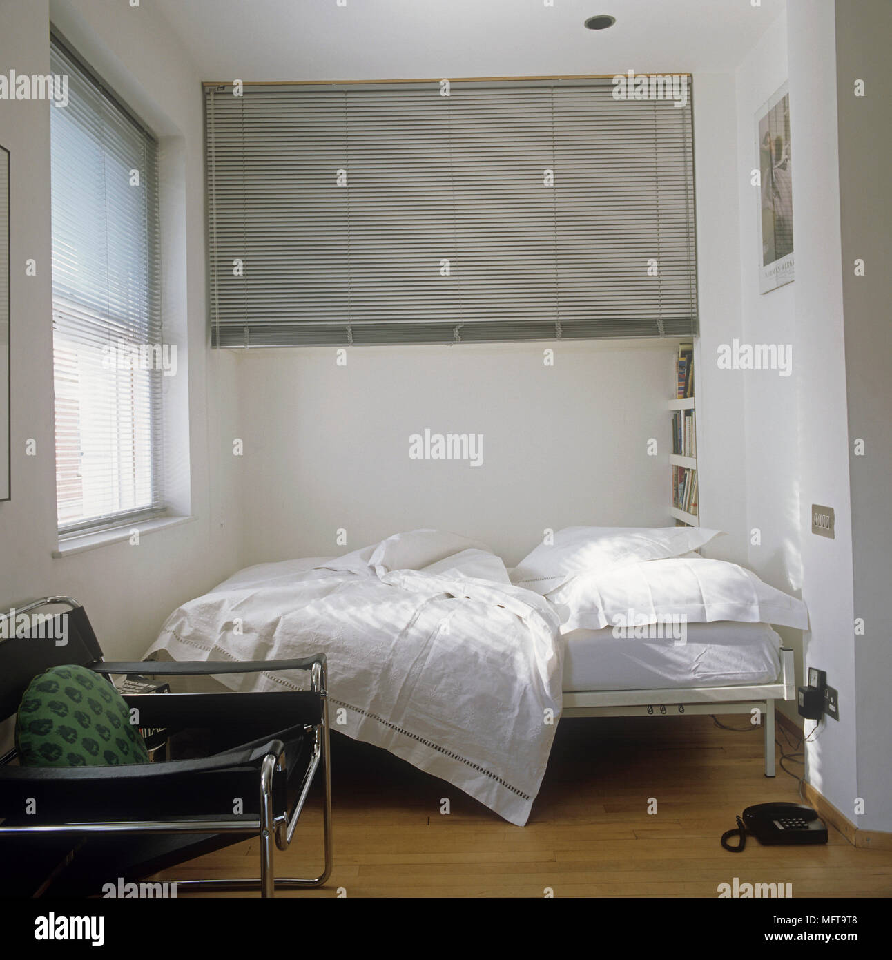 White double bed in minimalist bedroom Stock Photo