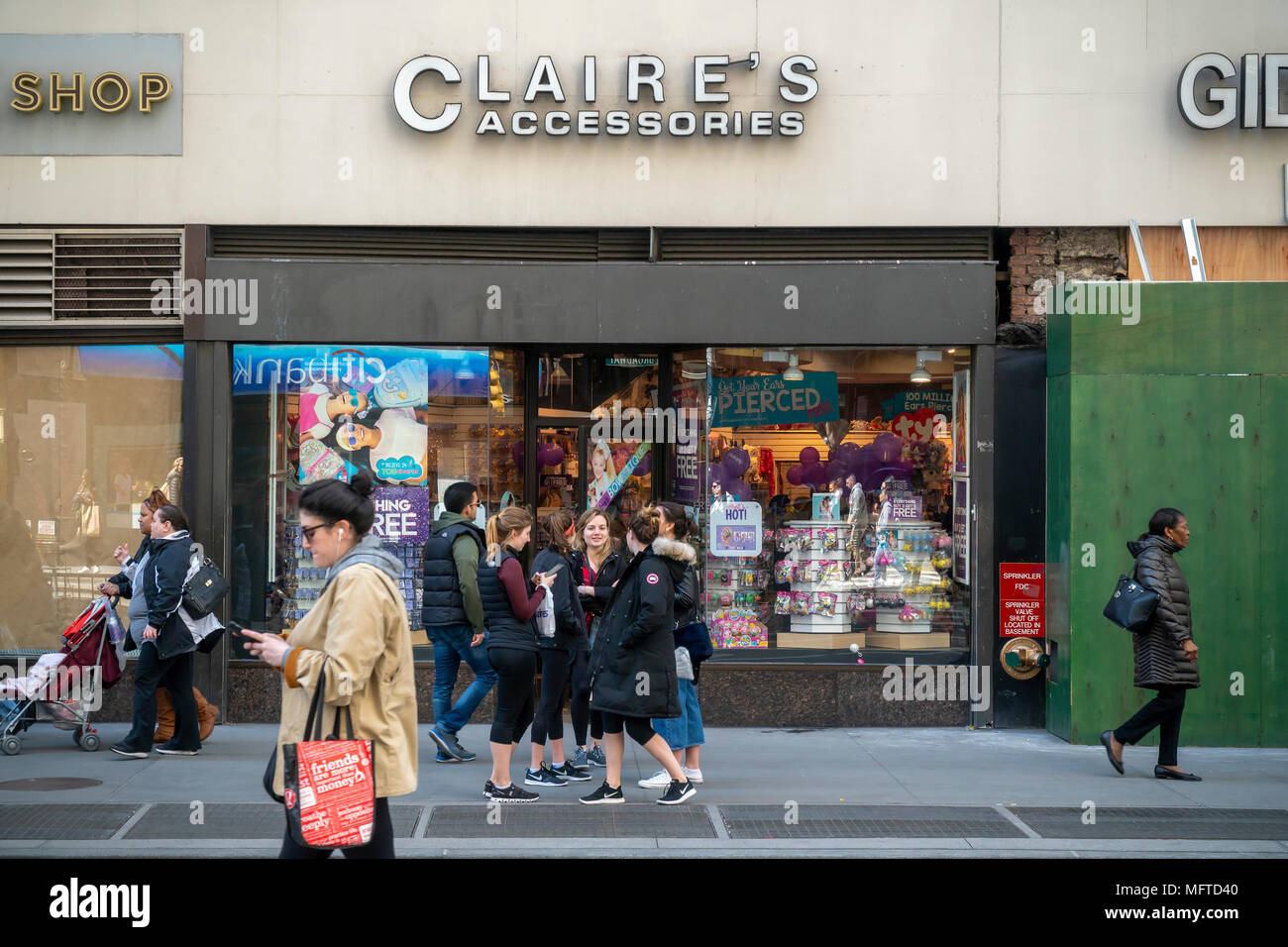 Claire's store hi-res stock photography and images - Alamy