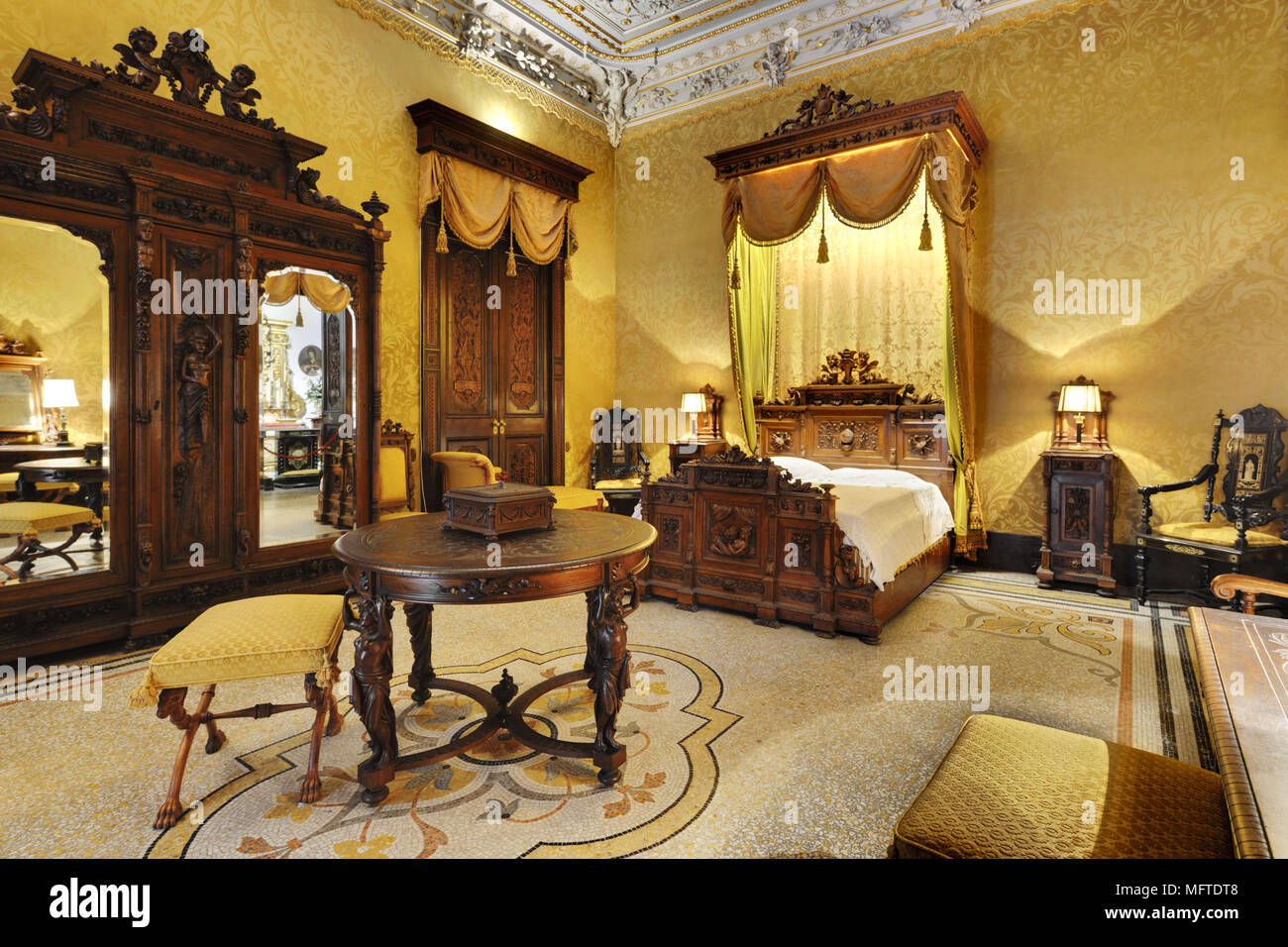 Grand sitting room ornate hi res stock photography and images Alamy