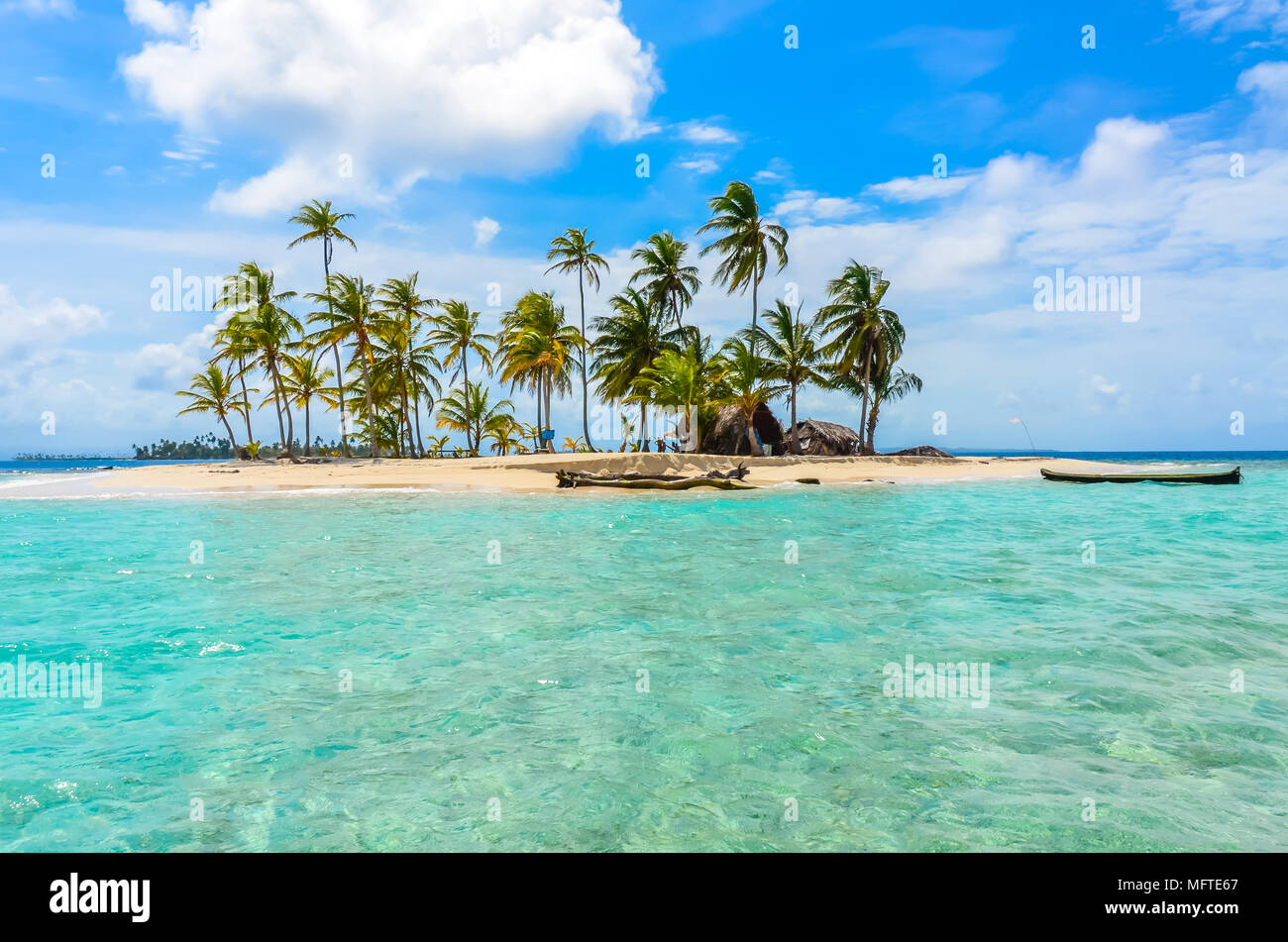 Beautiful lonely beach in caribbean San Blas island, Kuna Yala, Panama. Turquoise tropical Sea, paradise travel destination, Central America Stock Photo