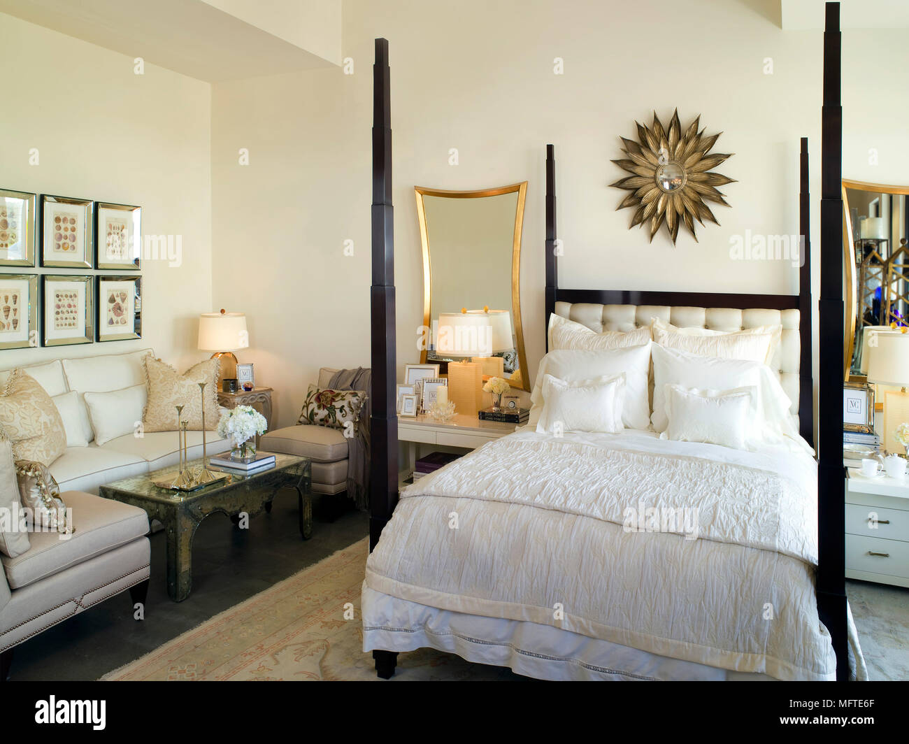 Four poster bed in traditional style bedroom Stock Photo - Alamy