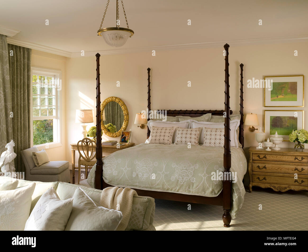 Four poster bed in traditional style bedroom Stock Photo Alamy