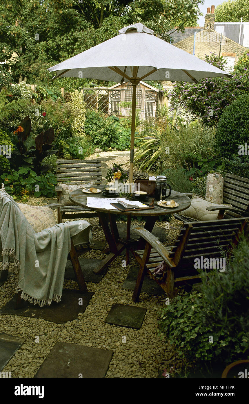 Garden table chairs parasol hires stock photography and images Alamy