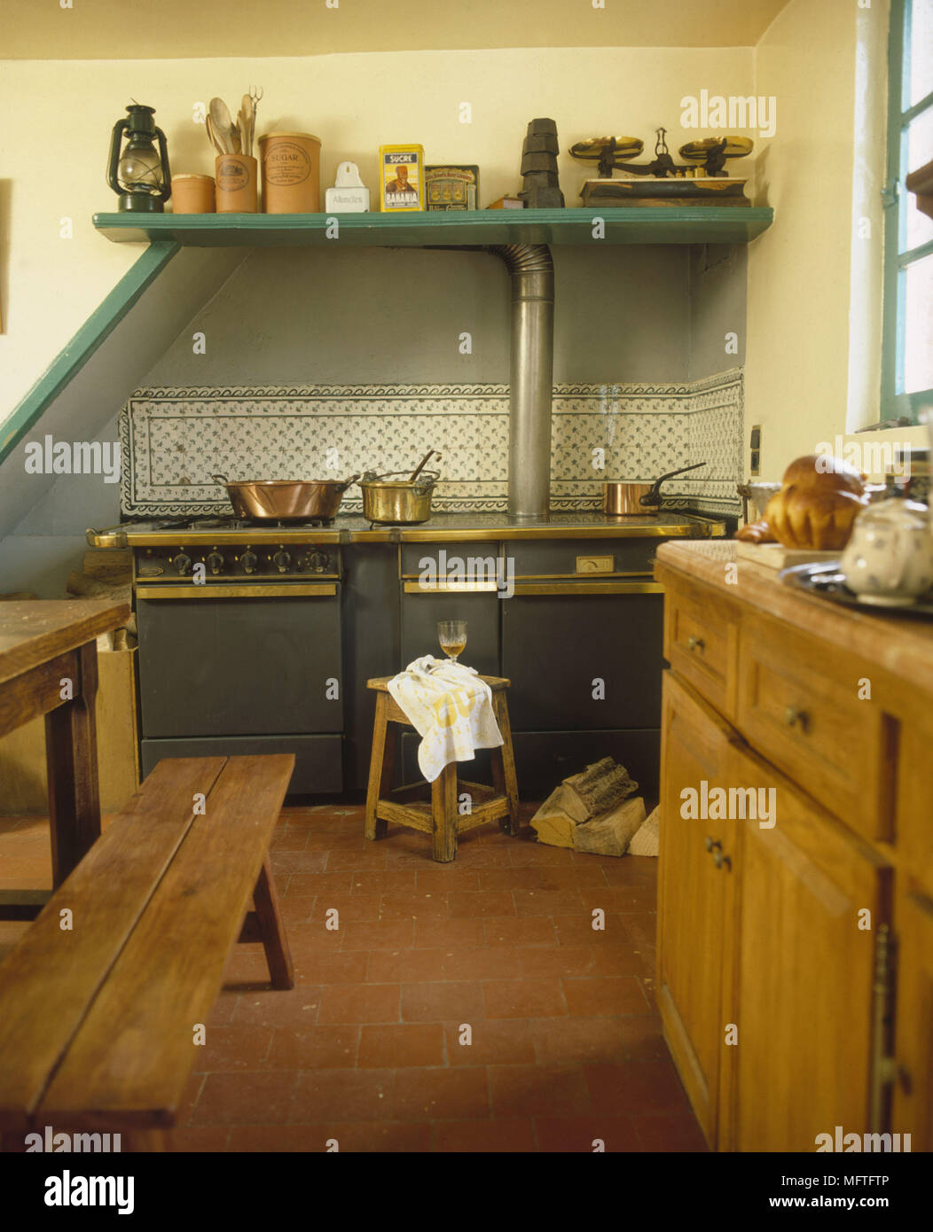 Country kitchen interior hi-res stock photography and images - Alamy