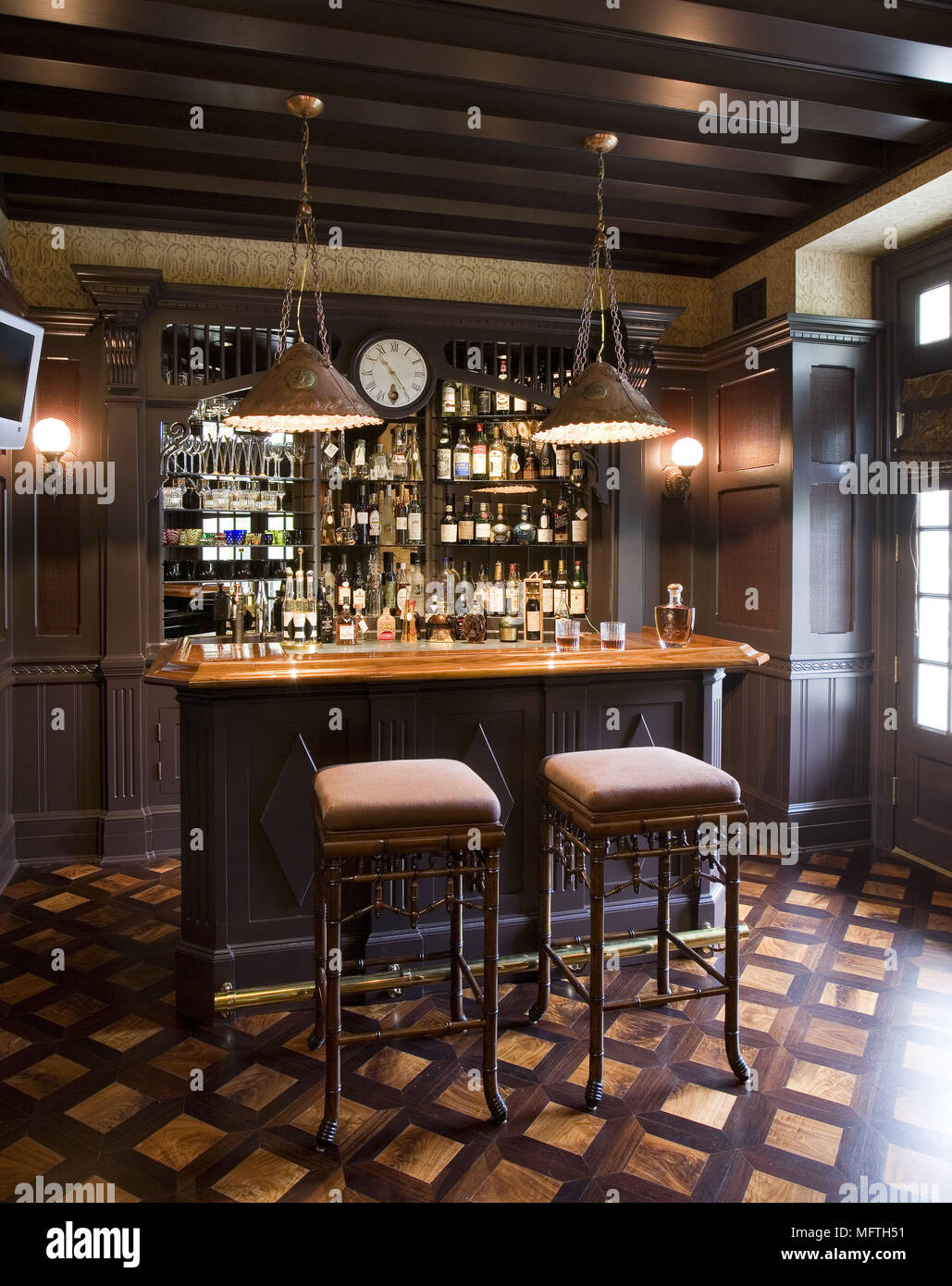 Bar Stools At Bar In Traditional Style Room MFTH51 