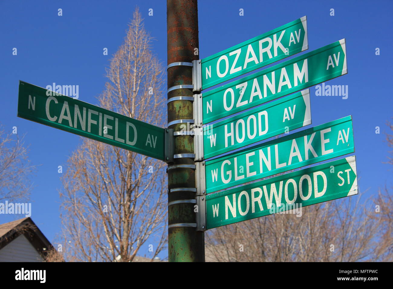 One Chicago street has five names - Ozark Ave, Ozanam Ave, Hood Ave,  Glenlake Ave, Norwood St Stock Photo - Alamy