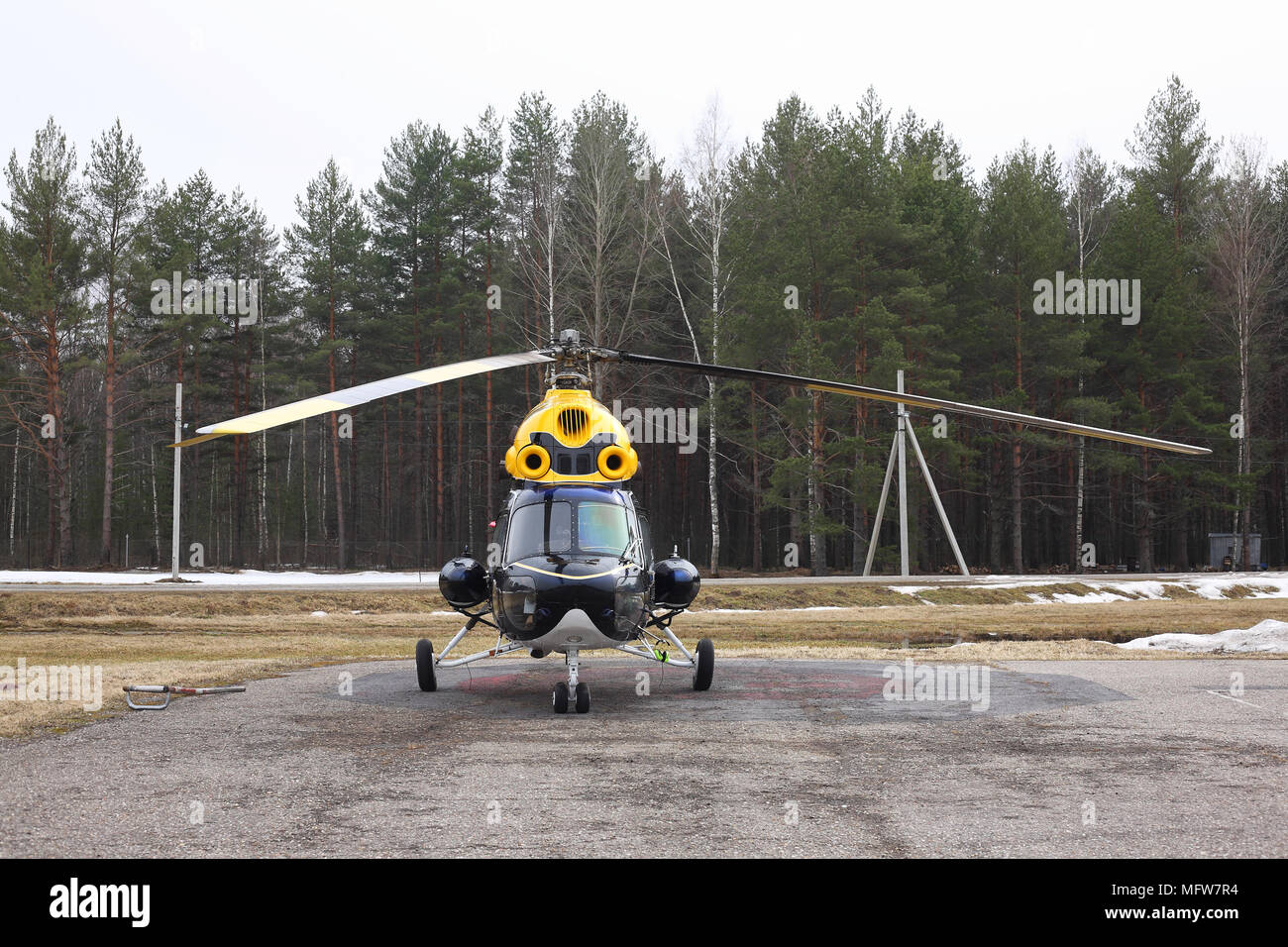 Black and yellow helicopter hi-res stock photography and images - Alamy
