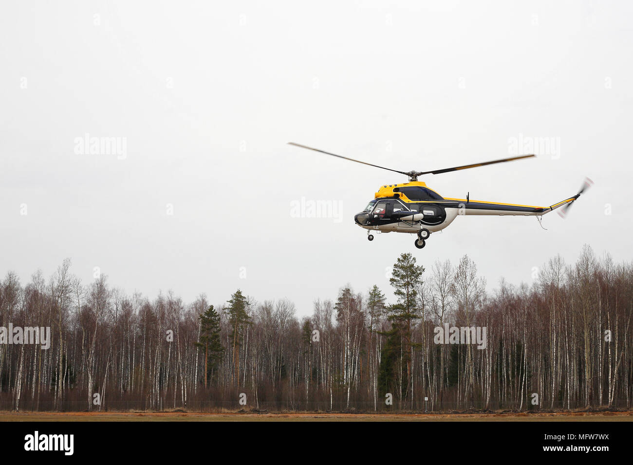 Black and yellow helicopter hi-res stock photography and images - Alamy