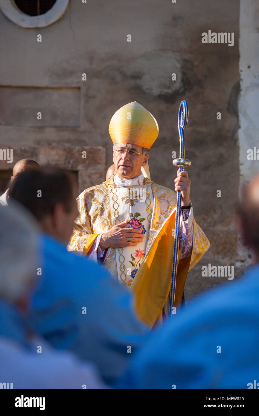 Priest addresses members of a religious procession at Abbazia di Sant Eutizio in Piedivalle, Umbria, Italy Stock Photo