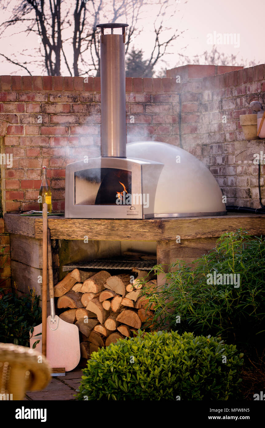 Wood fired pizza oven garden hi-res stock photography and images - Alamy