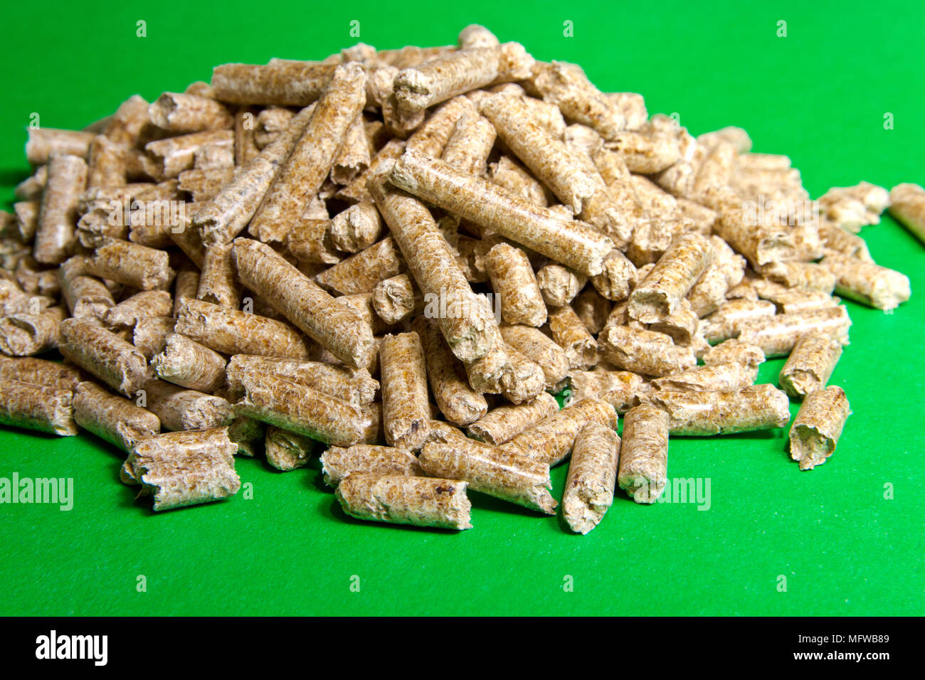 Wood chip cat litter hires stock photography and images Alamy