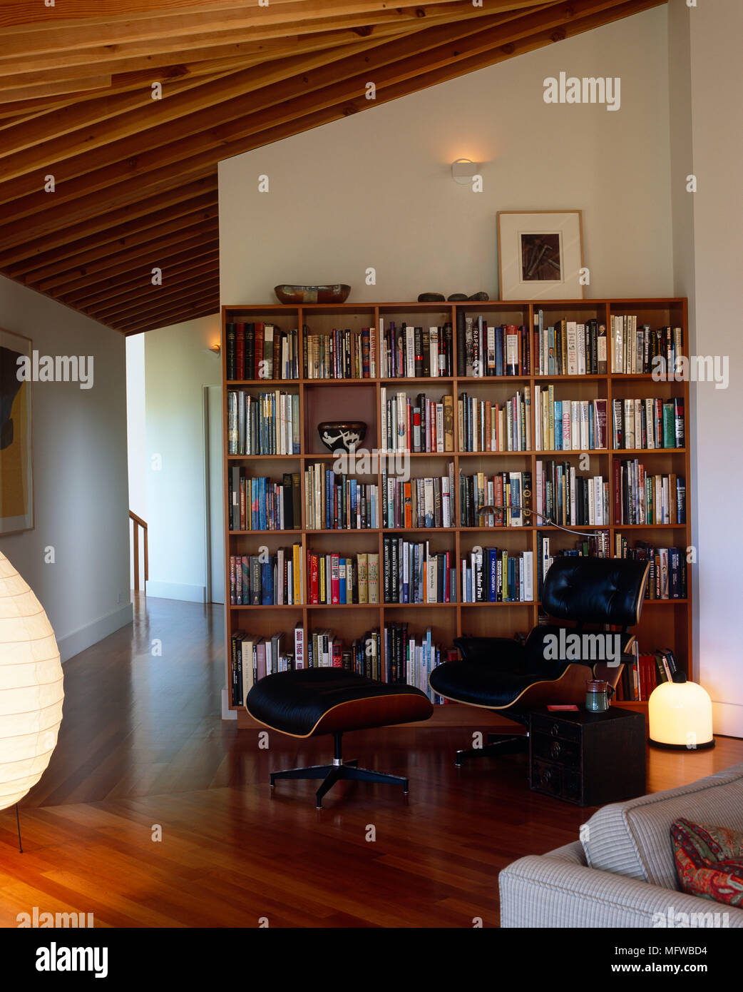 Floor to ceiling bookcase hi-res stock photography and images - Alamy